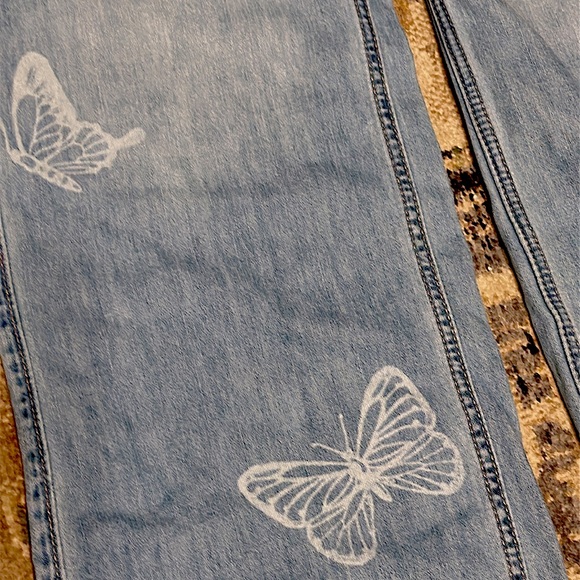 Hollister Ultra High Rise Baggy Jeans with Butterfly Design W 24R - Picture 5 of 5